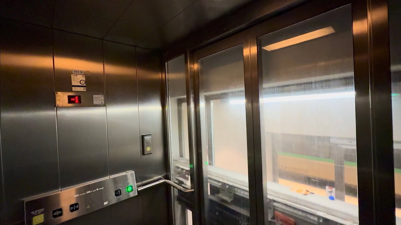 EPIC MOTOR! 2012 ALT / Arkel Holeless Hydraulic elevator @ Stockholm Centralstation, Sweden.