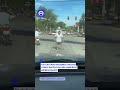 Hombre en muletas sorprende con sus dominadas y trucos con el balón
