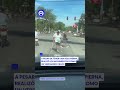 Hombre en muletas sorprende con sus dominadas y trucos con el balón