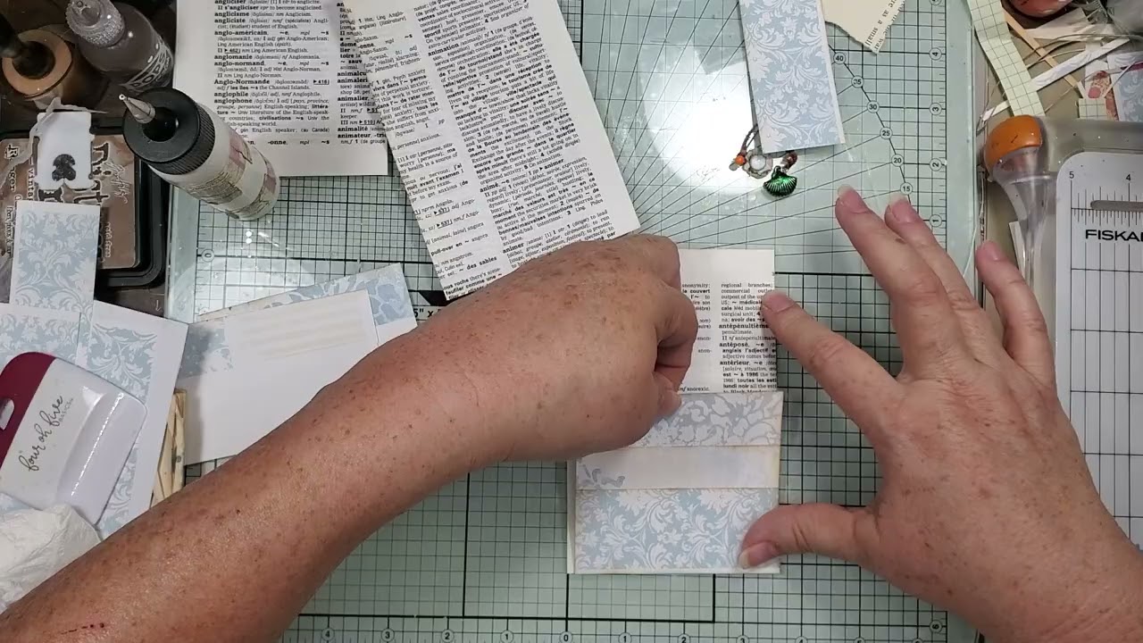 Страницы книги складываются в карманы из обрезков