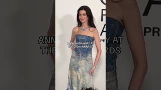She somehow managed to make throwing up a peace sign look graceful #annehathaway #redcarpet