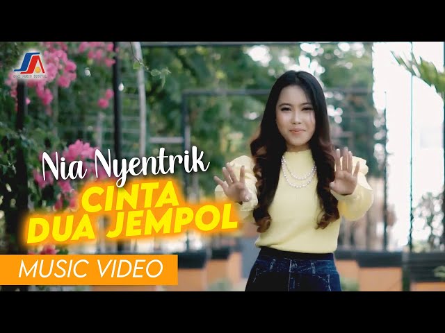 Nia Nyentrik - Cinta Dua Jempol (Official Music Video) class=