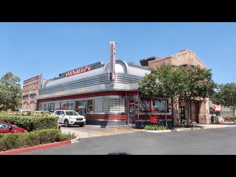 Portillo’s Hot Dogs In Buena Park - Southern California Food Review / Chicago Dog & Italian Beef