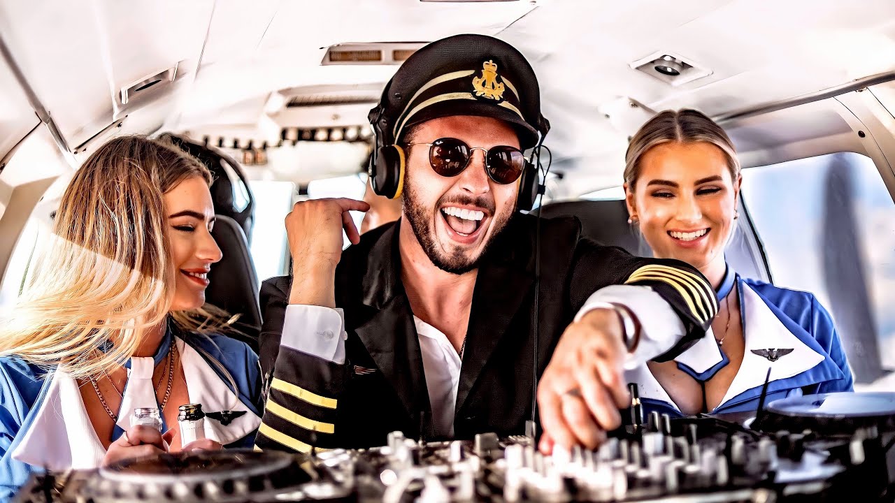 YouTube에서 DJ Set in a Tiny Airplane! 보기 YouTube에서 DJ Set in a Tiny Airplane! 보기