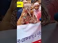 হামলাকারী স-ন্ত্রা-সী-দে-র দ্রুত গ্রেফতার ও বিচারের দাবিতে মানববন্ধন করেন।