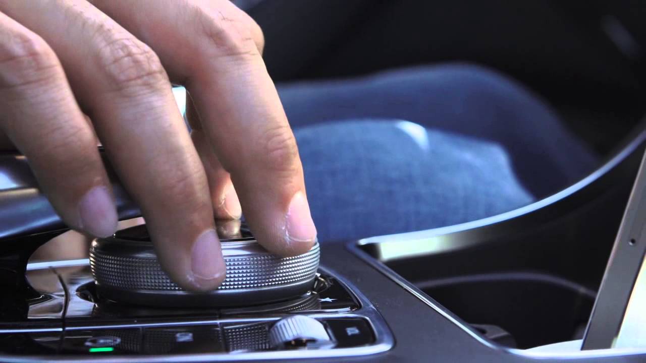 Get an early look at Apple's CarPlay in action - YouTube