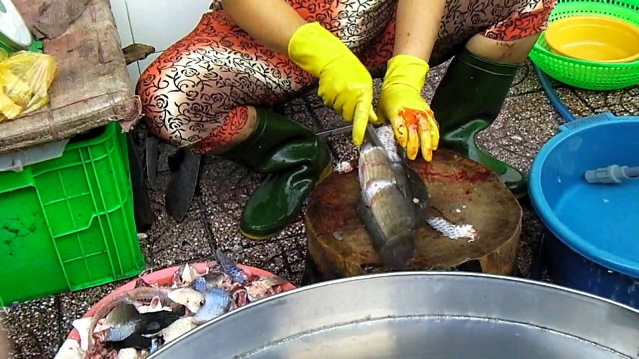 skillful worker in the fish market in vietnam - YouTube