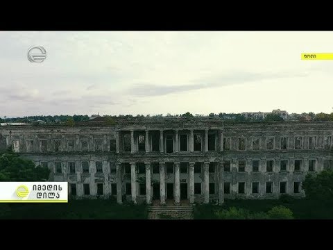 ნგრევის პირას მისული 120 წლის შენობები ფოთში