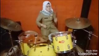 MANTAP !!!!!! Aksi PNS berhijab main DRUM bikin NETIZEN kagum (Drummer Hijab)