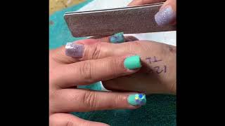 Uñas en acrílico morado y Verde menta