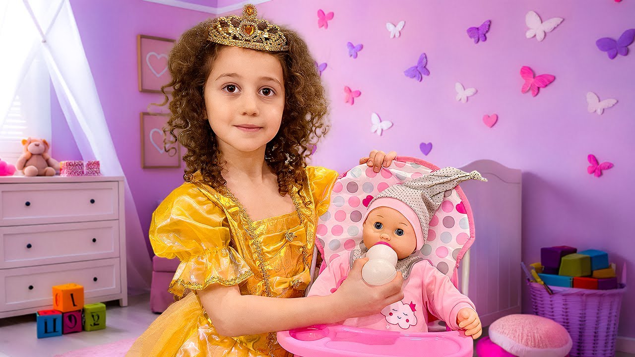 Rhia cuida de la muñeca bebé