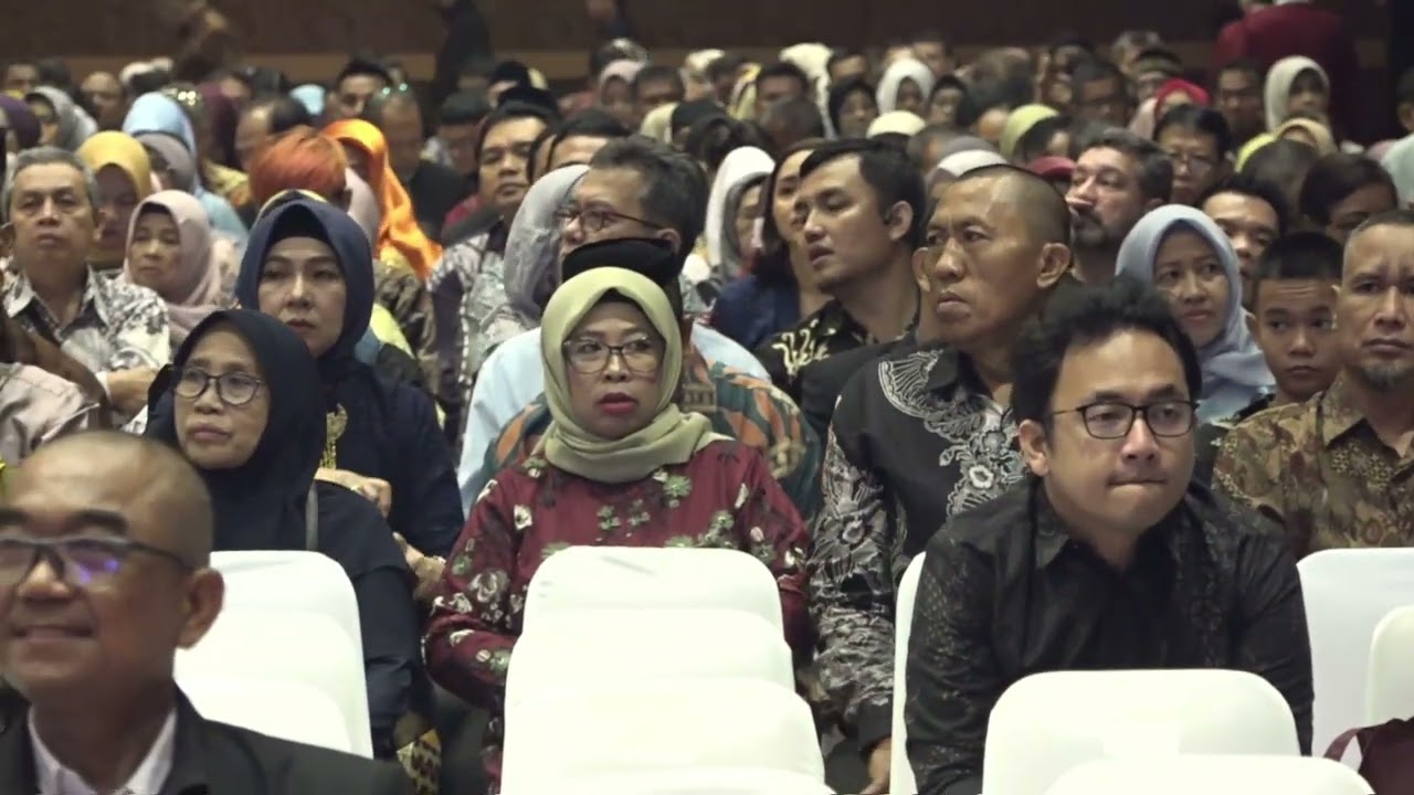 WISUDA XIII UNIVERSITAS BAKRIE