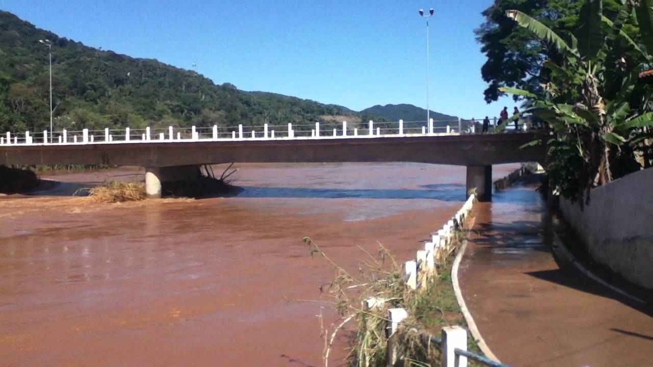 Enchente em Iporanga,Sp,Brasil 02/08/2011 Flooding in Iporanga,Sp,Brazil 3 HD available