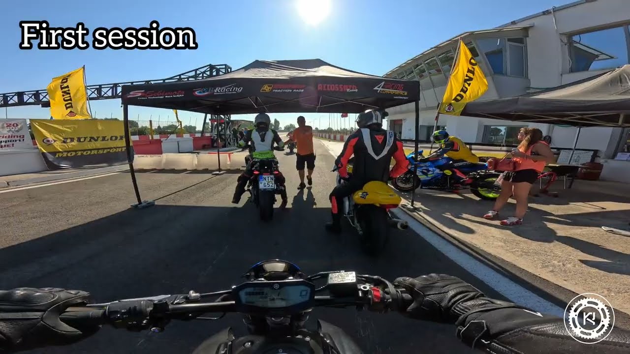 Yamaha MT07 on racetrack akrapovic Quickshifter