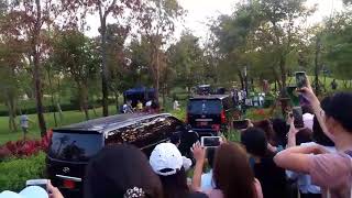 Snsd Yoona And Seo Kang Joon 10022018 - Yoona Telling Skj To Wave At Fans Lol