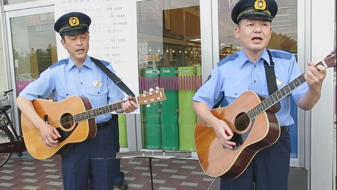 署長が詐欺防止ソング披露 ギター手に、青森 - YouTube