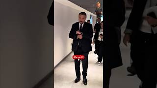 Tek Bir Duruş, İki Farklı Efsane: O Adam Nasıl Kötü Adamların Kralı Oldu? 🤔