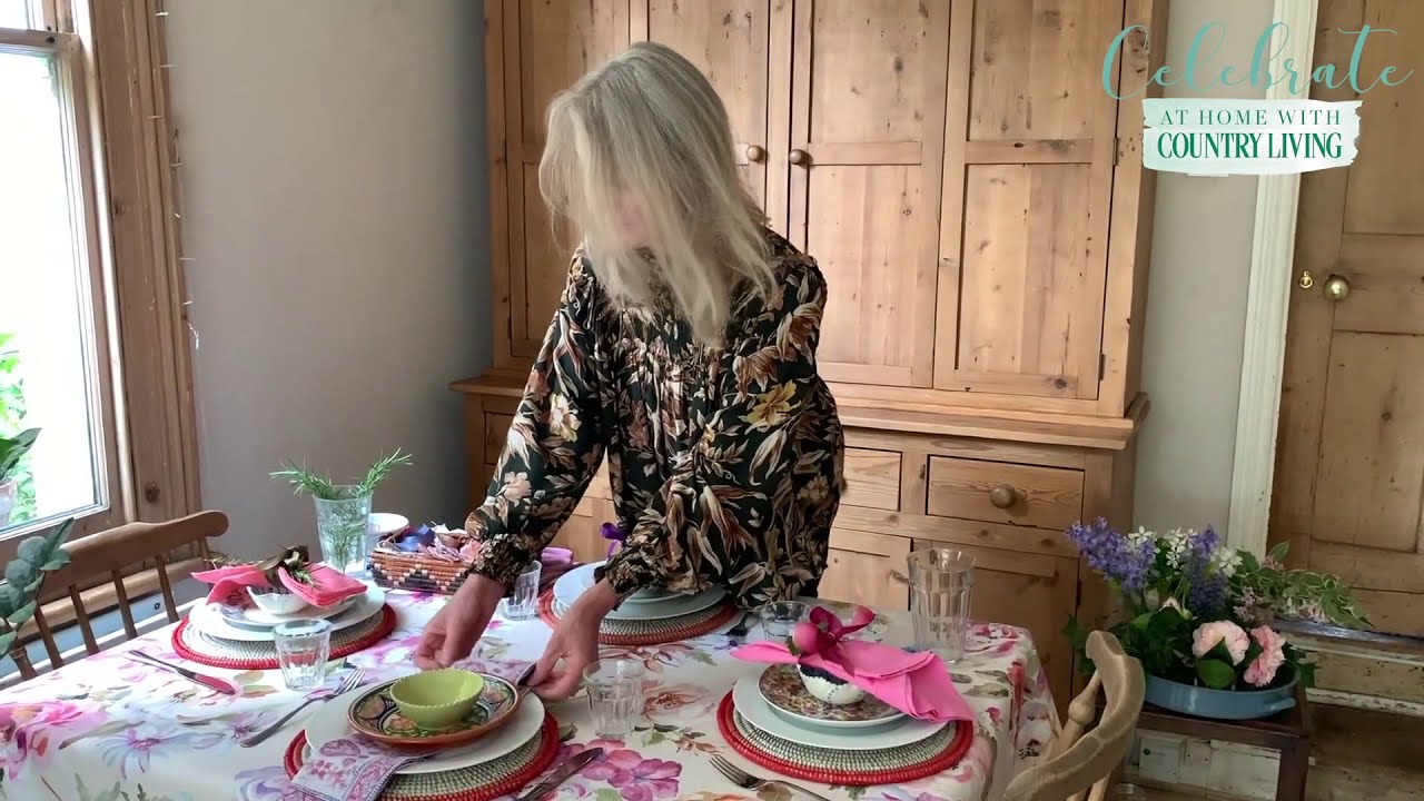 How to create the perfect summer table setting - YouTube
