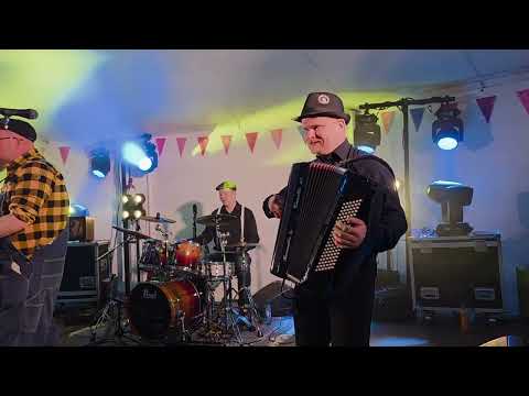 This 2025 recording brings Kihaus Folk into the video set through a performance identified in its title as Tiekarhut YHTYE. The uploader labels it as music from Kihaus in Rääkkylä, so its value is cultural rather than navigational: it offers a sample of the festival live-music setting and complements the municipality wider reputation for folk traditions. The long-form recording is suited to viewers who want to spend time with the performance, not only scan a short promotional clip. The title and description provide limited programme context; check the official Kihaus programme for artist details, venue information and future dates.