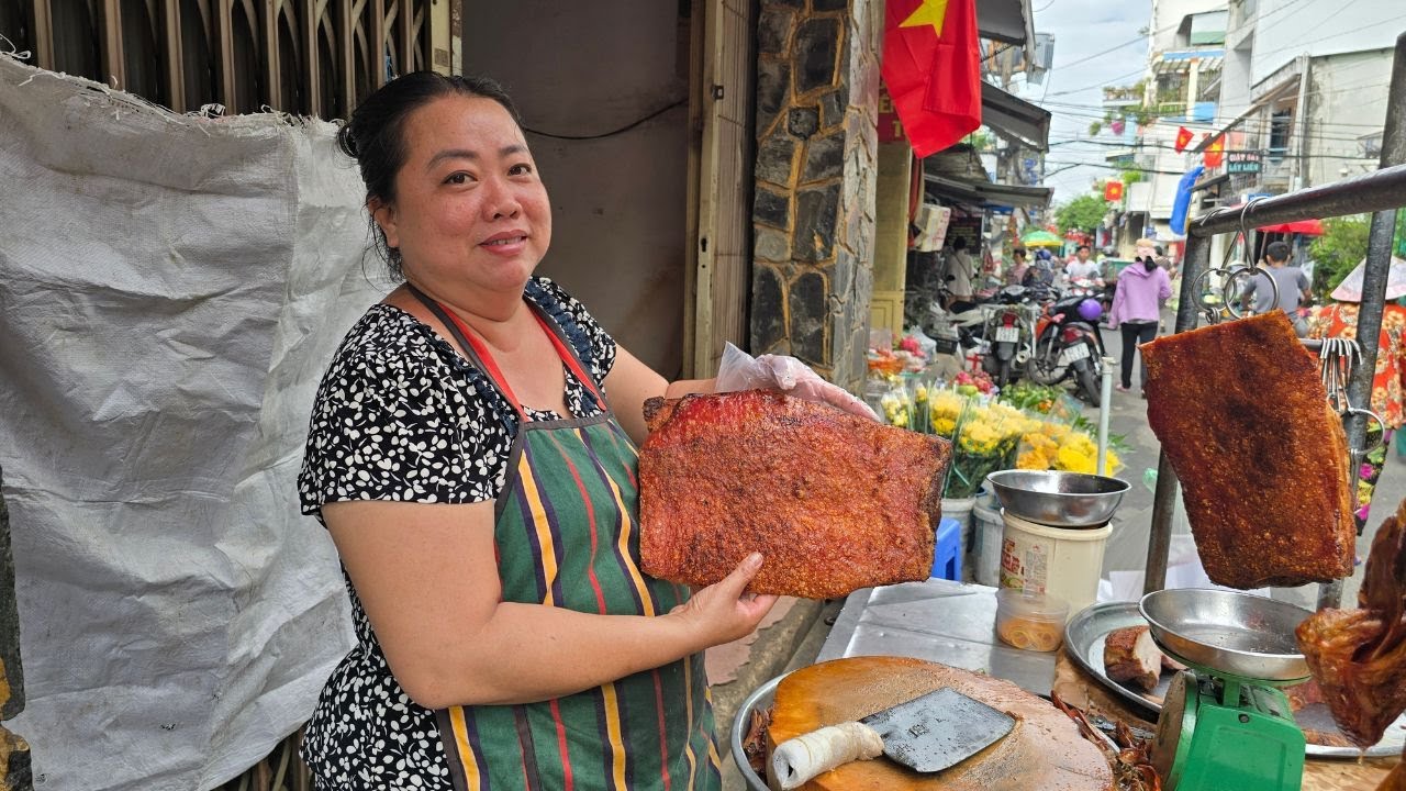 Chị Chép xuống đao chặt những miếng thịt heo quay da giòn nhìn đã đôi mắt