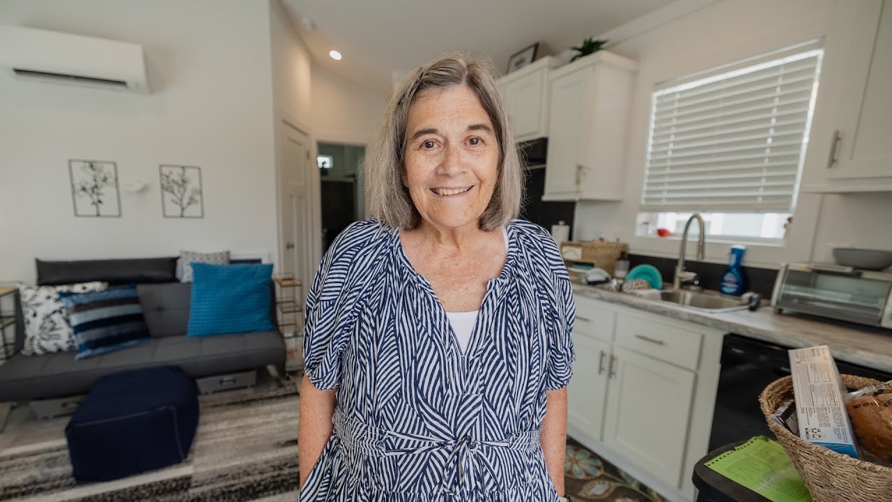 Su pequeña casa de 15 pies de ancho con un amplio dormitorio en la planta baja