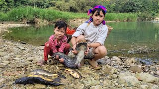 Download Lagu Ancient fishing techniques, fishing with worms, an orphaned girl catching fish to sell.   MP3