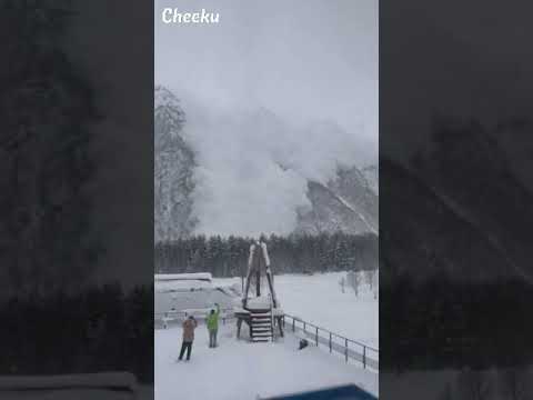 Horrifying avalanche  in Russia caught on camera