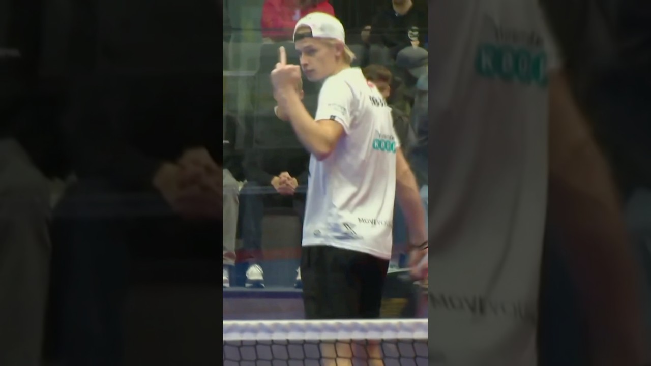 😂 When padel gets personal! A stomach shot and a playful response🎾👉🔥 - Oscar Sebber 