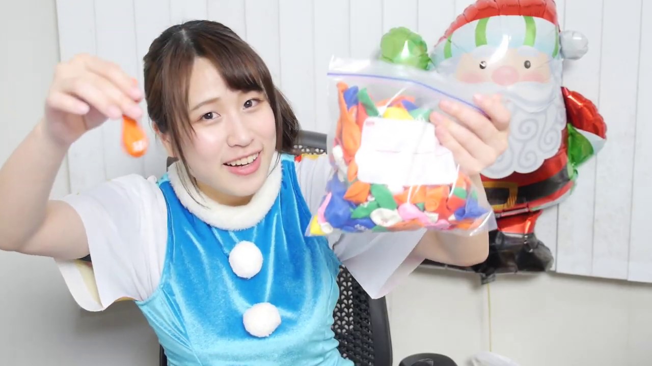 Light blue Santa Claus introduces balloons and splits balloons