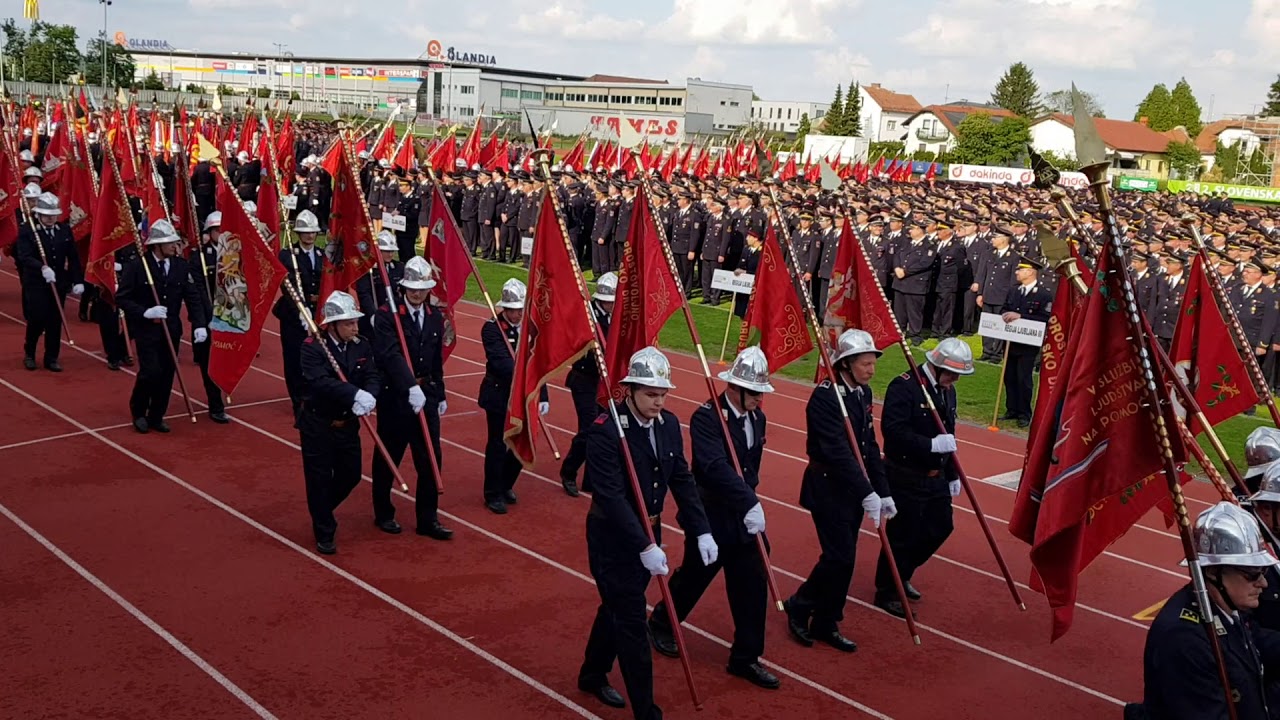 Mimohod ešalonov praporov na 17. Kongresu Gasilske zveze Slovenije na Ptuju, 19.5.2018