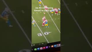 Joe Alt Dengan Santai Menghalangi Chris Jones Sejauh 8 Yard Di Lapangan
