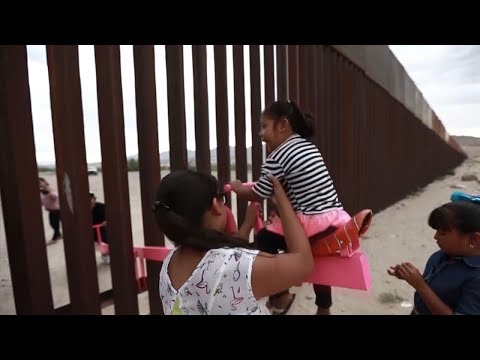 Video: Seesaw Wall Wall Border