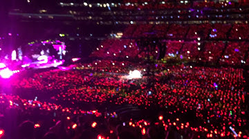 Taylor Swift & Walk the moon at the Gillette Stadium. "Shut up and dance with me"