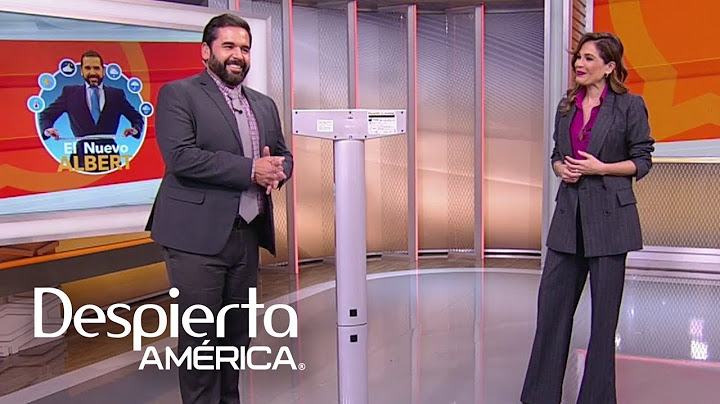 Albert Martínez steps on the scale to find out if he lost weight after returning to his diet.