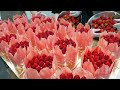 꽃다발이 아닙니다! 생딸기가 아낌없이 올라간 딸기폭탄 생크림 케이크 / Not a bouquet! Strawberry bomb cake / Korean street food