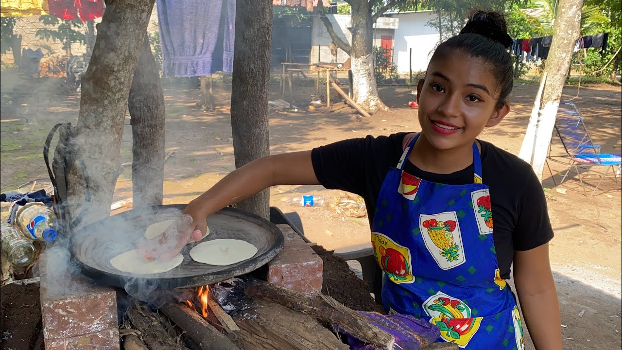 Así hecha una Chapina las tortillas al Cómal !!! YouTube