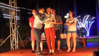 Đố vui thú vị, hài hước trên nền nhạc sàn trong đêm lửa trại