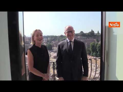 Video Sharon Stone e Gualtieri in Campidoglio affacciati dal balcone con vista Fori Imperiali