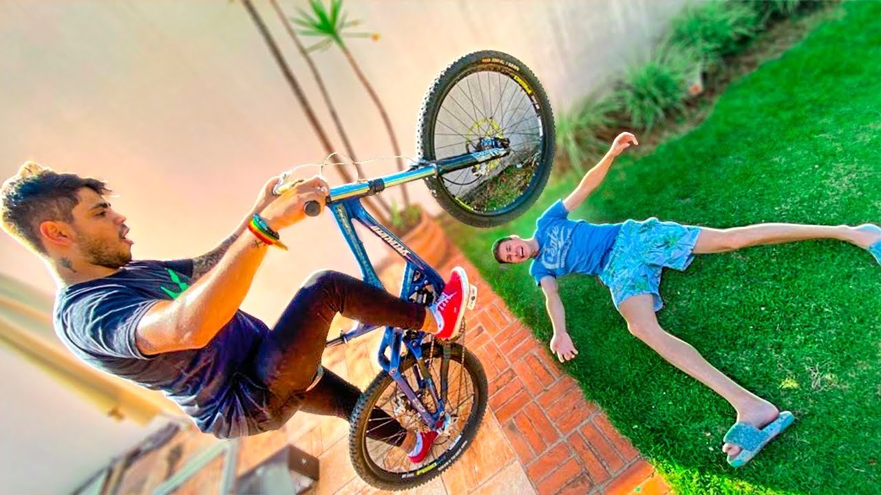 PULEI POR CIMA DOS MEUS AMIGOS COM A BIKE  DOWNHILL