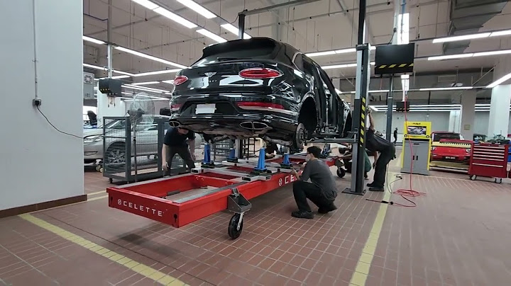 Reparatur eines Bentley auf einer Richtbank von Celette