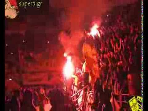 Torcida do Aris faz linda festa em partida de basquete na Grécia  (04.10.2017) 