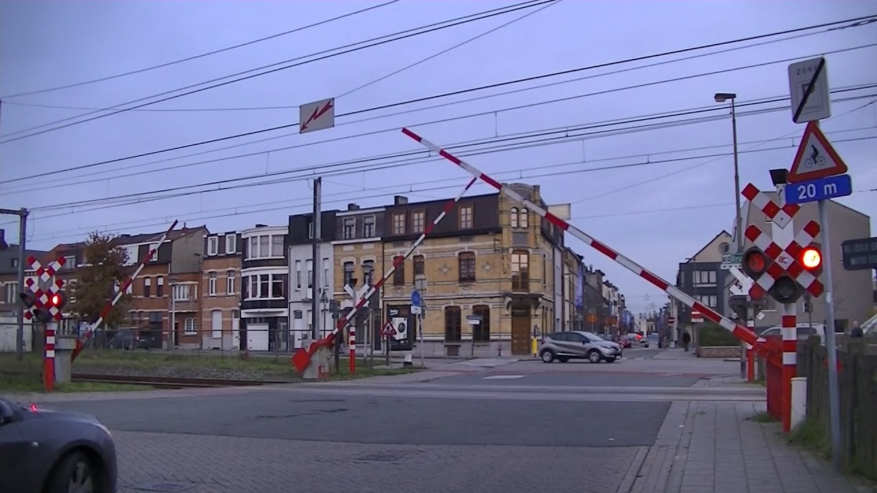 Spoorwegovergang Hoboken-Polder (B) // Railroad crossing // Passage à niveau
