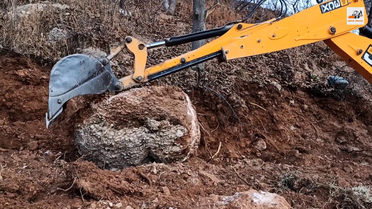 JCB 3CX VS Big Stone
