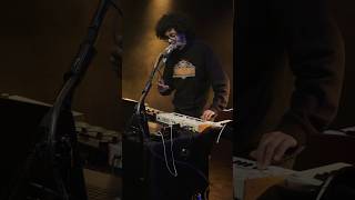 Honeycomb shows off his looping prowess Live at TELEFUNKEN Soundstage #shorts #livemusic #looping
Honeycomb, also known by his real name Gable Johnson III, is a multi-talented artist, boasting proficiency as a musician, beatboxer and influencer. His ascent to prominence within the digital realm was catalyzed by his remarkable beatboxing prowess, which captivated audiences across various social media platforms. With an impressive two decades of experience under his belt, Honeycomb has honed his craft to a level of virtuosity that has garnered widespread recognition.
In recent years, Honeycomb’s musical journey has been punctuated by invaluable endorsements and collaborations with some of the industry’s most illustrious figures. Esteemed artists such as T-Pain, Wayne Brady, Lin-Manuel Miranda, Pretty Lights, Mersiv & Moon Hooch, among others, have lent their support to his endeavors, a testament to his undeniable talent and influence within the music scene.
Recording Engineer: Ryan Reault
Mastering: Sam Jacobs
Director: Adam Lukowski
Cam Ops: Adam Yorio, Derek Yorio
Editor: Adam Lukowski
#microphone #microphonesetup #telefunken #recordingstudio #recordingengineer #studiorecording #honeycomb #looping #livelooping #livemusic #liveperformance #dj #producer #beatbox Honeycomb shows off his looping prowess Live at TELEFUNKEN Soundstage #shorts #livemusic #looping