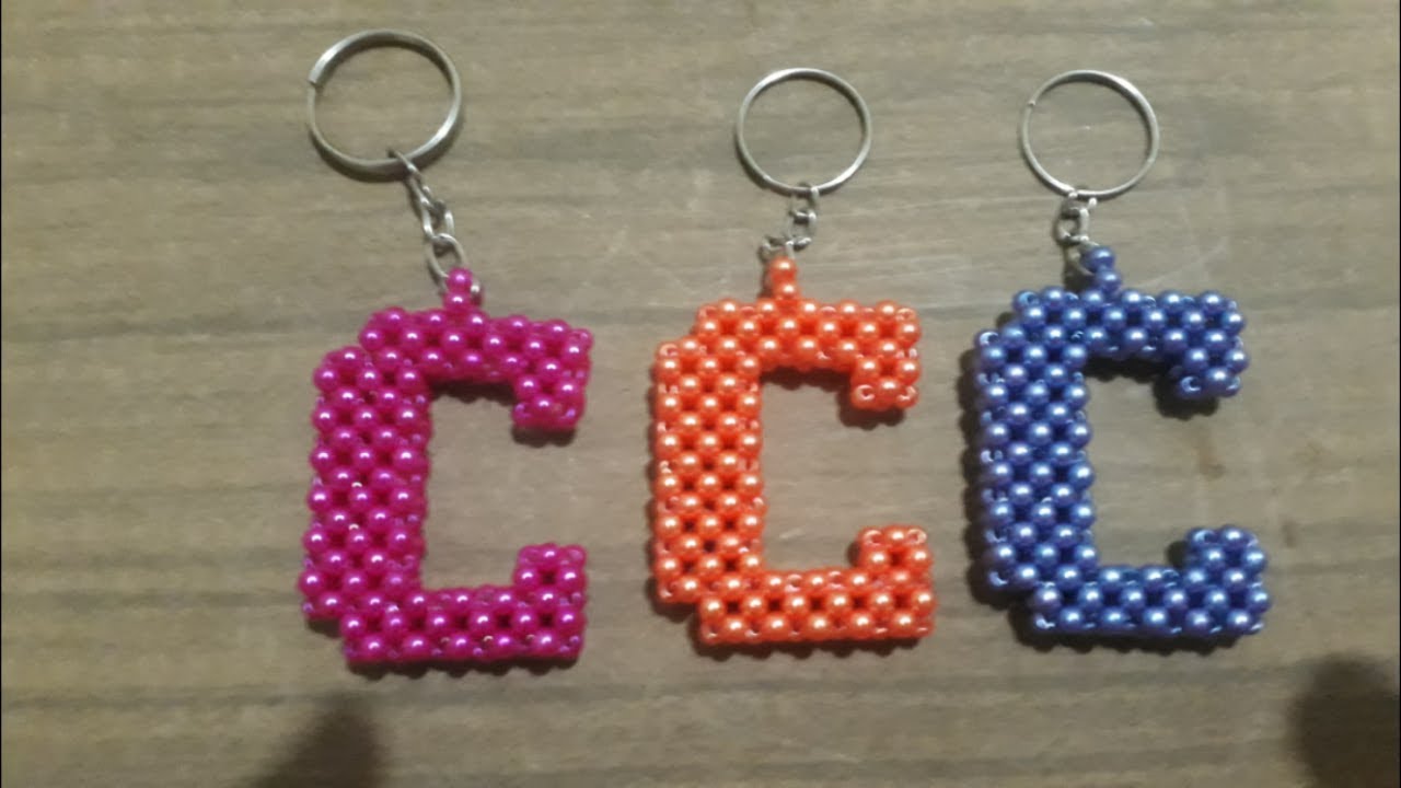 Chaveiro com a letra C de pérolas