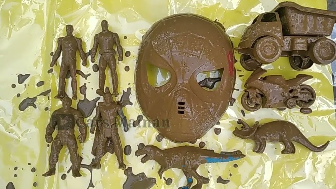 Membersihkan mainan tyranorex,tricatops,topeng spiderman,kapten amerika,mobil jungkit