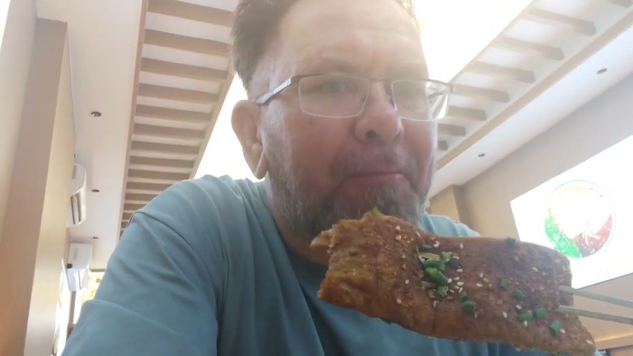 Кушаю в китайском ресторанчике, Пномпень, Камбоджа