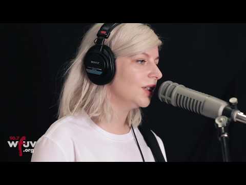 Alvvays - "Dreams Tonite" (Live at WFUV)