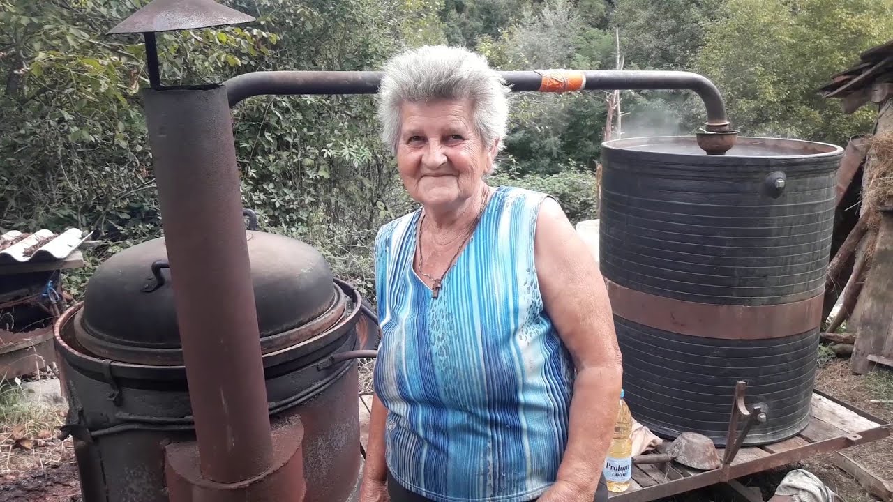 Baba peče 1200 litara ljute rakije godišnje! Pečenje rakije-25.09.2020. g, stari srpski običaji #1