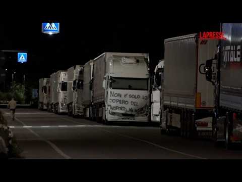 Video Continua la protesta degli autotrasportatori in Calabria: camion fermi sulla statale 18 nell'Alto...